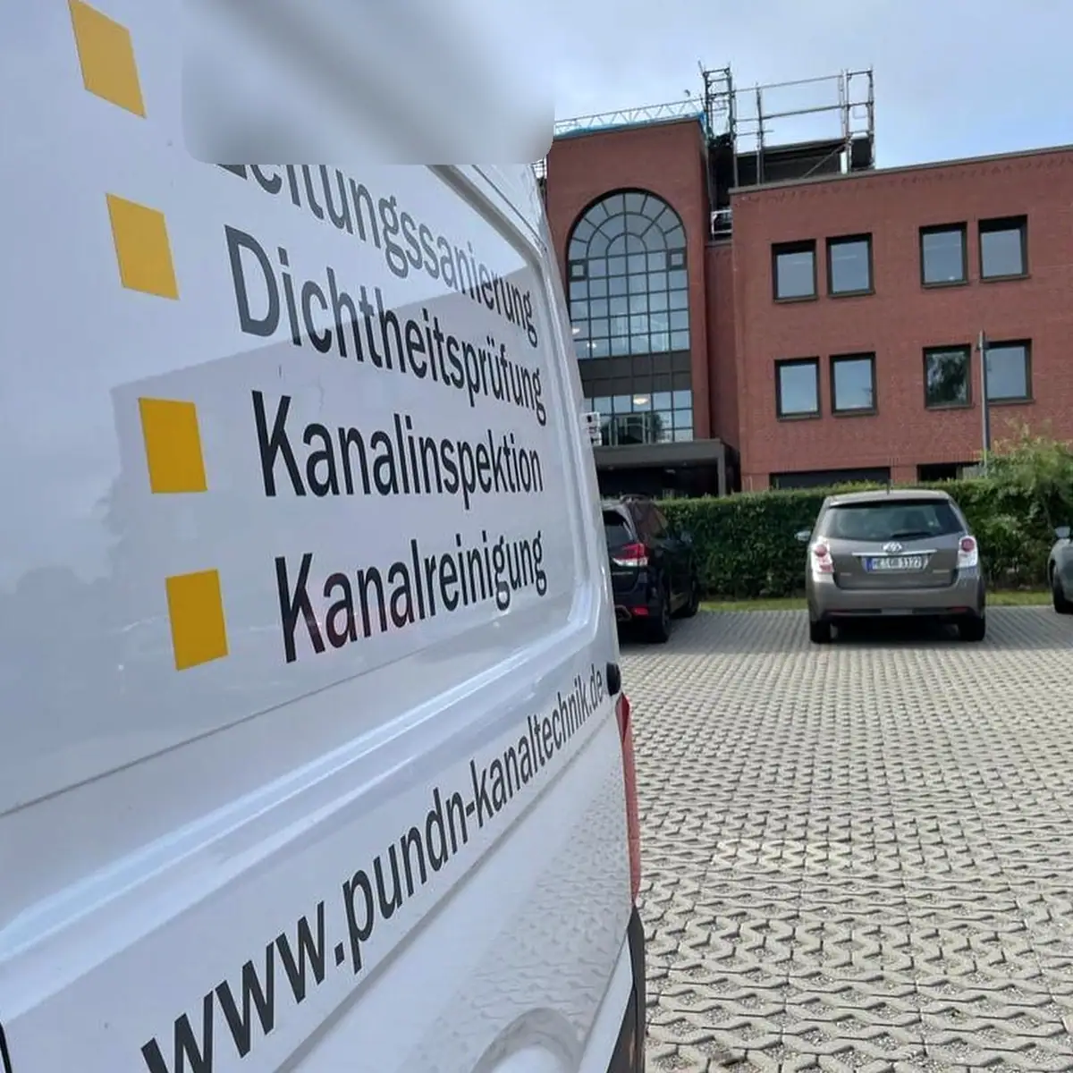 Fahrzeug von P&N Kanaltechnik mit Beschriftung der Leistungen