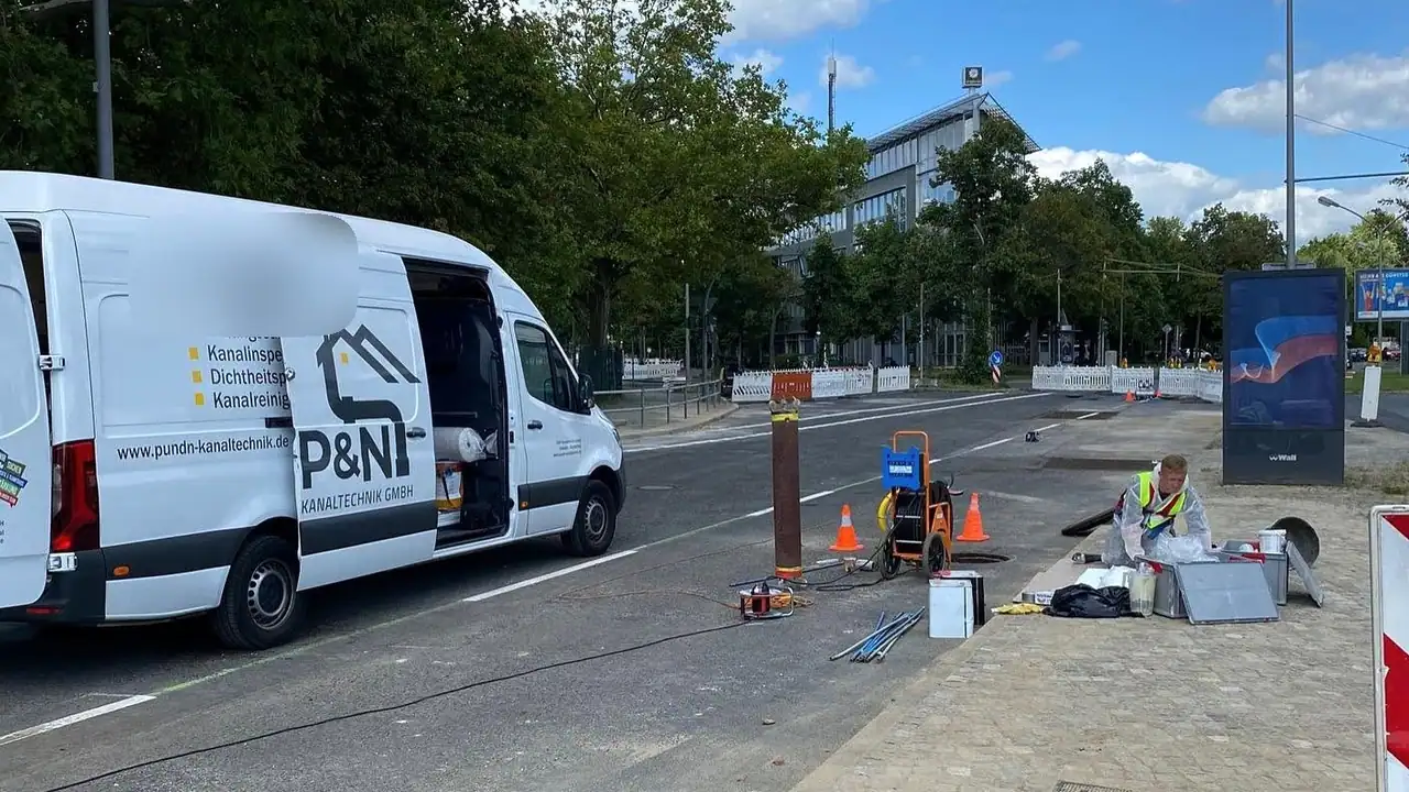 Baustelle mit Transporter des Partnerbetriebs P&N Kanaltechnik
