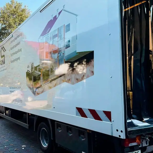 Einsatzfahrzeug des Partnerbetriebs P&N Kanaltechnik vor einem Wohnhaus