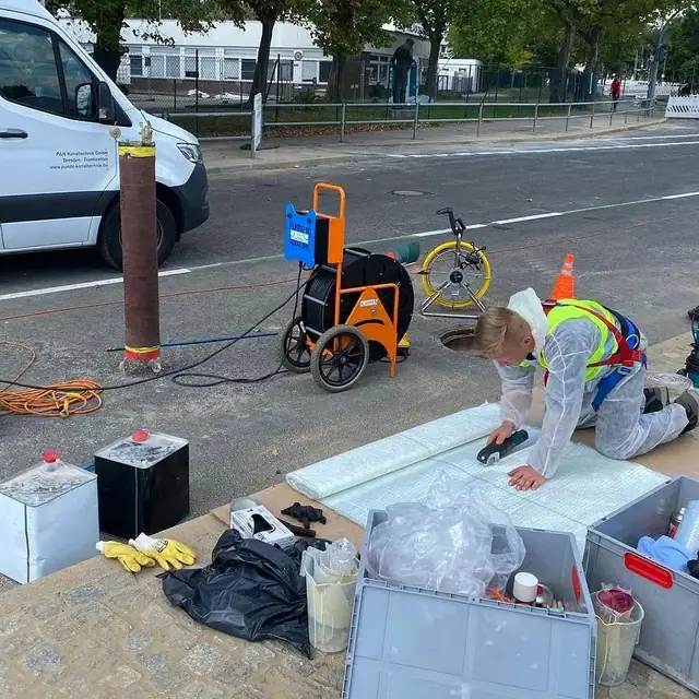 Liner-Zuschnitt am offenen Transporter des Partnerbetriebs
